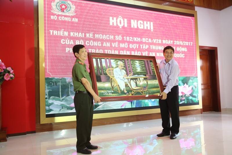 Lãnh đạo Tỉnh ủy, UBND tỉnh Nghệ An trao tặng quà cho Lãnh đạo Bộ Công an.