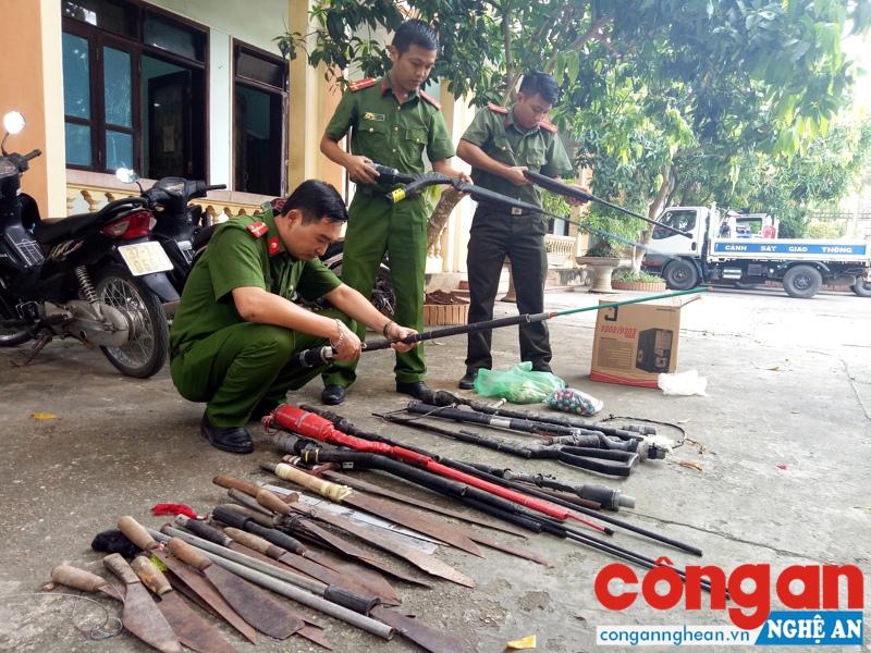 Công an TX Thái Hòa kiểm kê súng, vật liệu nổ và công cụ hỗ trợ do người dân giao nộp