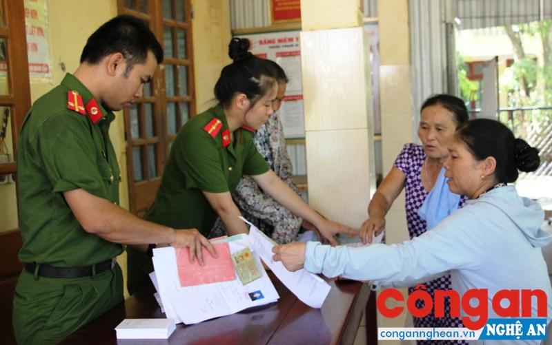 Công an huyện Yên Thành đến tận nhà làm thủ tục cấp CMND cho người dân