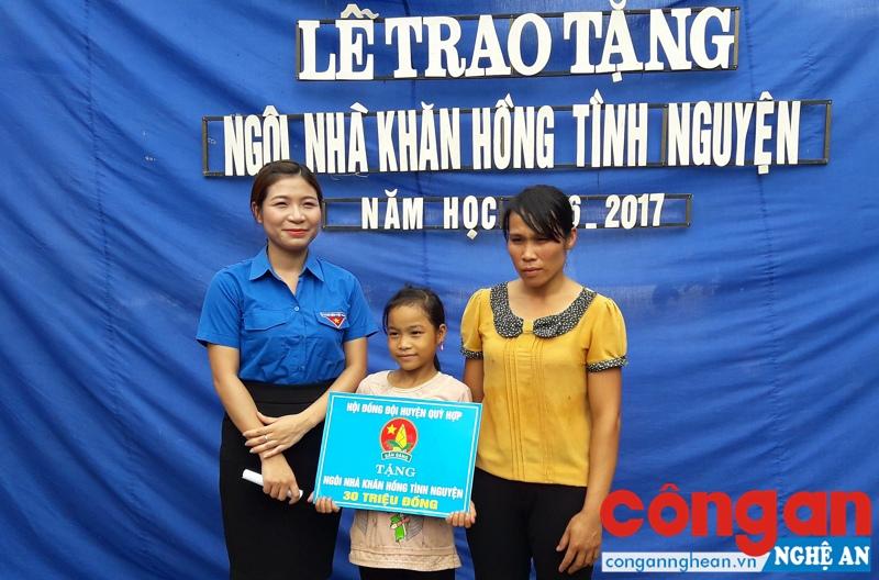 Hội đồng đội huyện Quỳ Hợp hỗ trợ 30 triệu đồng để gia đình em Trương Thị Kim xây dựng nhà “Khăn hồng tình nguyện”