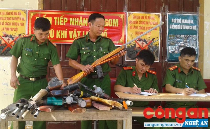 Công an huyện Diễn Châu tiếp nhận vũ khí, vật liệu nổ, công cụ hỗ trợ qua vận động nhân dân tự giác giao nộp