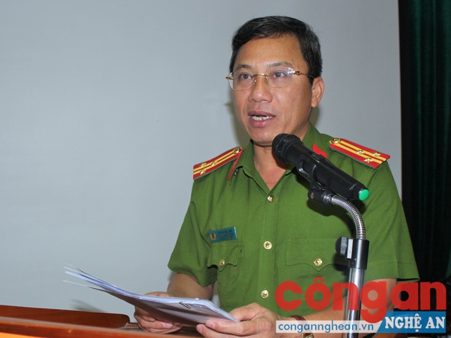 Đồng chí Thượng tá Hoàng Duy Hà, Phó trưởng CATP Vinh phát biểu tại hội nghị