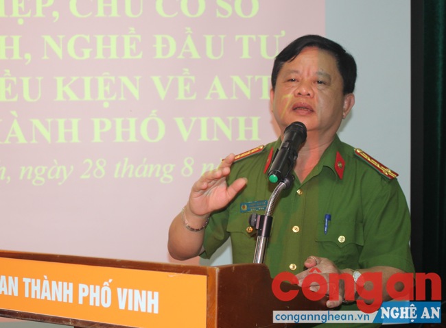 Đồng chí Đại tá Hoàng Văn Tấn, Phó trưởng phòng CSQLHC về TTXH Công an Nghệ An phát biểu tại diễn đàn