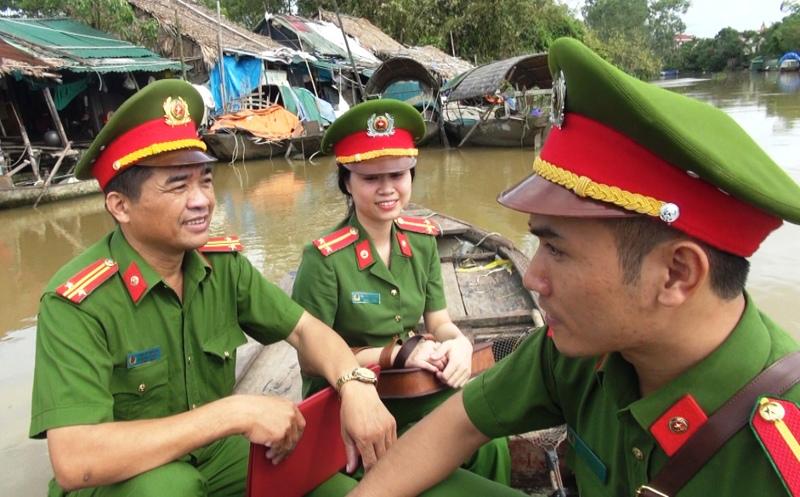 Cảnh sát khu vực Công an phường Vinh Tân kiểm tra lưu trú vùng dân ngụ cư tại bến sông Cửa Tiền