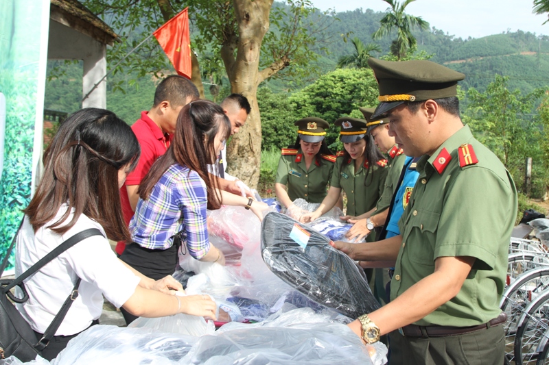 Hàng trăm suất quà được vận chuyển từ TP Vinh đến điểm trường Tiểu học và THCS Cao Vều.
