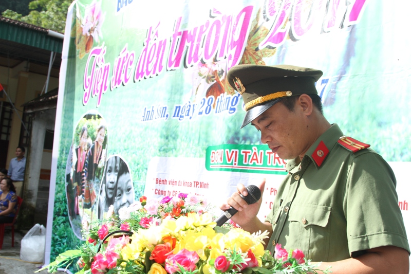 Thiếu tá Hồ Viết Dũng, Phó Tổng biên tập báo Công an Nghệ An phát biểu chia sẻ tại lễ trao quà.