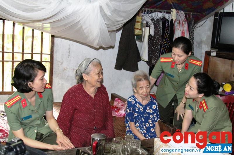 Đại diện các Hội Phụ nữ Công an Cụm thi đua số 5 thăm, tặng quà cho thân nhân cố Bộ trưởng Trần Quốc Hoàn