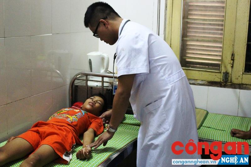 Bác sĩ Nguyễn Văn Thưởng, Khoa Chấn thương chỉnh hình, Bệnh viện Sản - Nhi Nghệ An đang thăm khám cho bệnh nhân Lê Huy Bảo