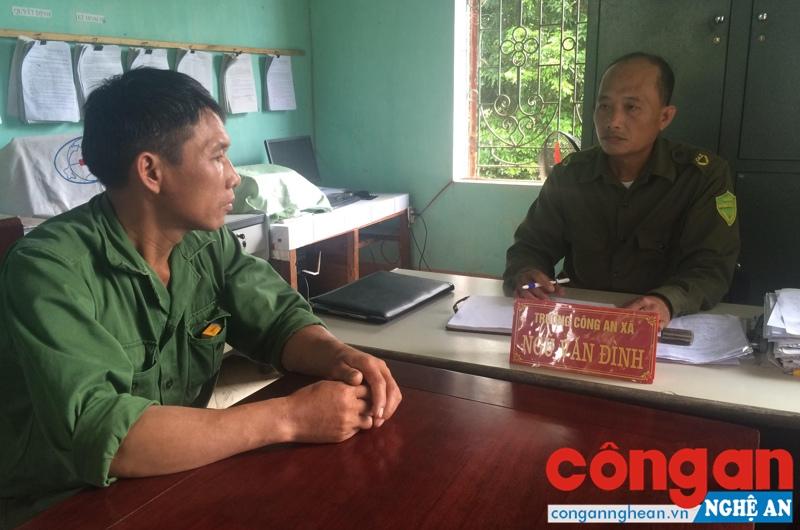 Trưởng Công an xã Minh Hợp tiếp nhận tin báo liên quan đến ANTT từ người dân
