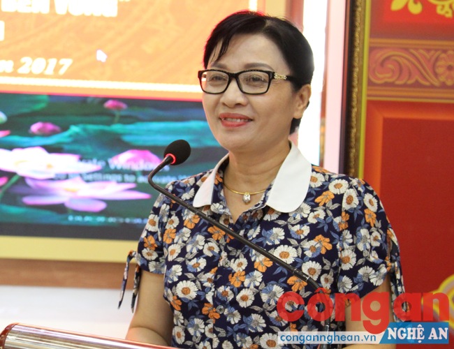 Đồng chí Lê Thị Tám, Chủ tịch Hội liên hiệp phụ nữ tỉnh phát biểu tại buổi lễ