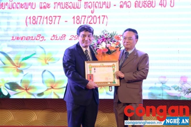 Bí thư Tỉnh ủy Nguyễn Đắc Vinh thay mặt Đảng bộ, chính quyền và nhân dân tỉnh Nghệ An nhận Huân chương Lao động hạng Hai do Chủ tịch nước CHDCND Lào trao tặng