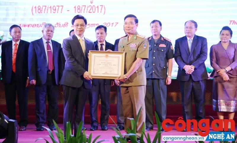 Trao Bằng khen của Chủ tịch UBND tỉnh Nghệ An cho các tập thể có nhiều đóng góp vào quan hệ hợp tác giữa tỉnh Nghệ An và các tỉnh nước CHDCND Lào giai đoạn 2012-2017