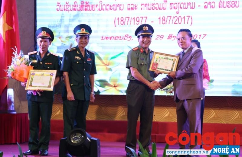 Công an Nghệ An nhận Bằng khen và Huy chương của Thủ tướng Chính phủ Lào