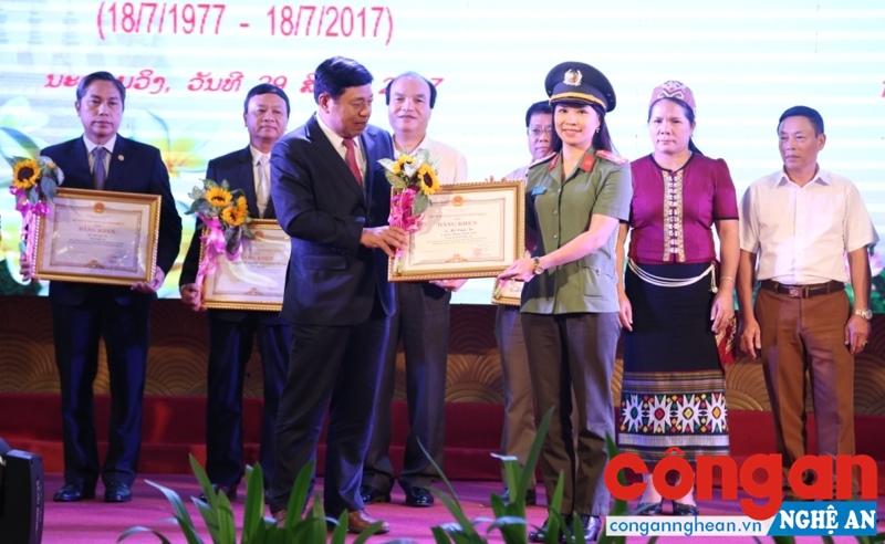 Trao Bằng khen của Chủ tịch UBND tỉnh Nghệ An cho đồng chí Hồ Cẩm Tú, cán bộ Công an tỉnh Nghệ An