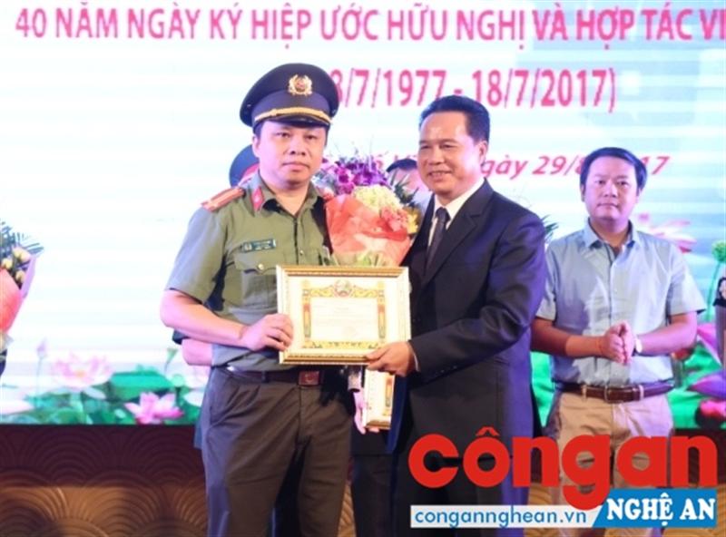 Trao bằng khen của Tỉnh trường Bô Ly Khăm Xay cho đồng chí Trần Văn Lộc, Đội trường Công an tỉnh Nghệ An