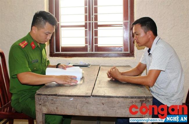 Cán bộ Công an huyện Nam Đàn lấy lời khai của đối tượng tổ chức đánh bạc