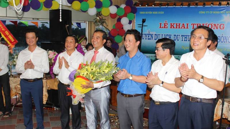 Lãnh đạo tỉnh Hà Tĩnh tặng hoa chúc mừng chủ đầu tư.