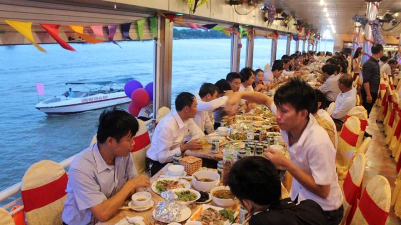 Không gian ẩm thực trên du thuyền, du khách vừa có thể thưởng thức ẩm thực đặc sản xứ Nghệ...