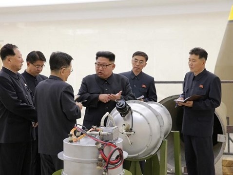 Ông Kim Jong-un theo dõi việc đưa đầu đạn nhiệt hạch thu nhỏ lên tên lửa đạn đạo