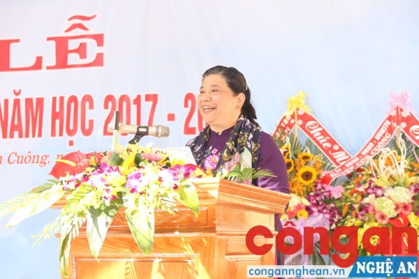 Phó Chủ tịch Quốc hội Tòng Thị Phóng phát biểu tại buổi lễ khai giảng trường THPT Con Cuông