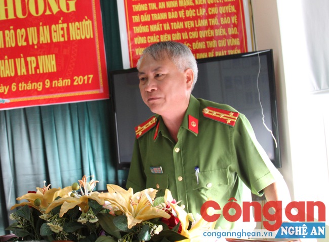 Đồng chí Đại tá Phạm Hoài Nam, Trưởng phòng CSHS báo cáo kết quả điều tra làm rõ 2 vụ án giết người