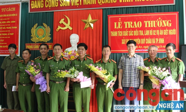 Trao thưởng cho các đơn vị có thành tích điều tra làm rõ 2 vụ án giết người ở huyện Quỳ Châu và TP Vinh