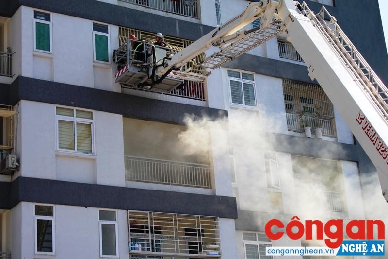 Thực tập chữa cháy và cứu hộ, cứu nạn tại 1 căn hộ được gia cố theo kiểu “chuồng cọp” tại chung cư Tràng An