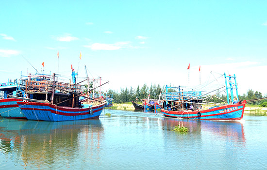 Tàu cá của ngư dân huyện Thăng Bình ra khơi. Ảnh: N.Q.V