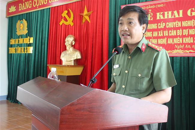 Đồng chí Đại tá Hồ Văn Tứ, Phó Bí thư Đảng ủy, Phó Giám đốc Công an tỉnh phát biểu tại lễ khai giảng