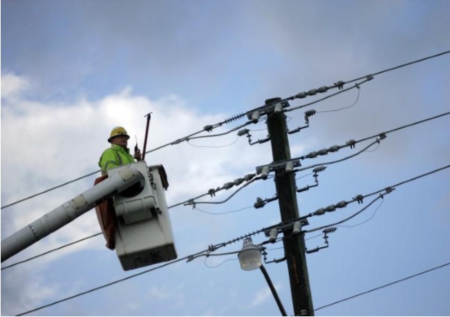 Hệ thống điện đang được củng cố nhằm hạn chế tối thiểu khả năng mất điện kéo dài sau bão. Ảnh: Reuters