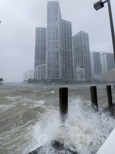 Nước cuộn trào ở vị trí sông Miami đổ ra vịnh Biscayne. Lúc bão Irma mới đổ bộ lên Florida, đã có 4 người chết do bão. Ảnh:EPA