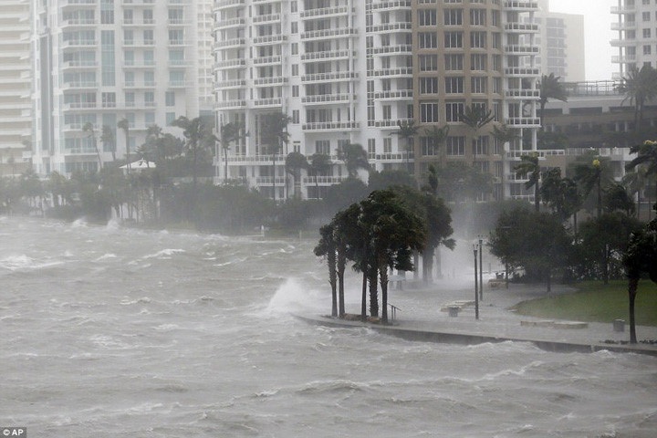 Sóng vỗ mạnh vào tường chắn sóng ở khu vực cửa sông Miami. Ảnh: AP