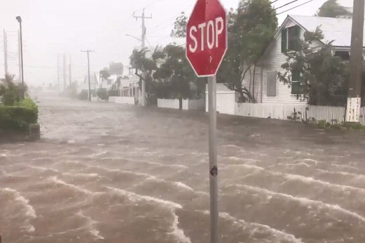 Các con phố của thành phố Key West bắt đầu ngập lụt vào lúc 7h30 giờ địa phương sáng 10/9. Khi mắt bão đi qua nơi đây 20 dặm, gió và mưa vẫn ở mức nguy hiểm. Ảnh: Twitter.