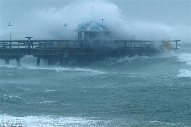 Sóng lớn ở khu vực cầu tàu Anglins Fishing - Ảnh: Getty