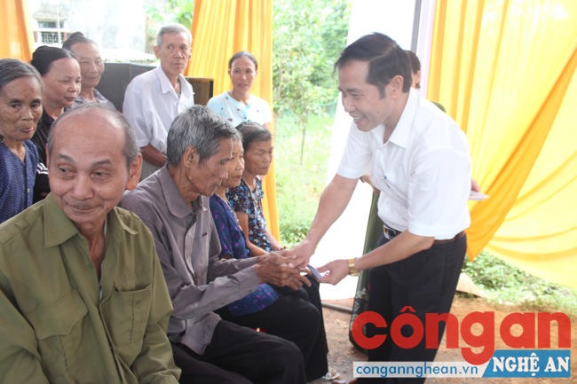 Đại diện chính quyền huyện Nghi Lộc tặng quà cho các giáo dân có hoàn cảnh khó khăn