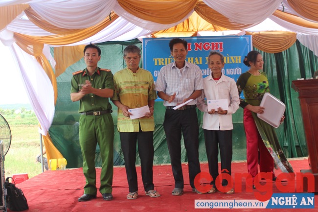 Đồng chí Nguyễn Trọng Tuệ, Trưởng Công an huyện Nghi Lộc tặng quà cho giáo dân có thành tích trong phong trào toàn dân BVANTQ