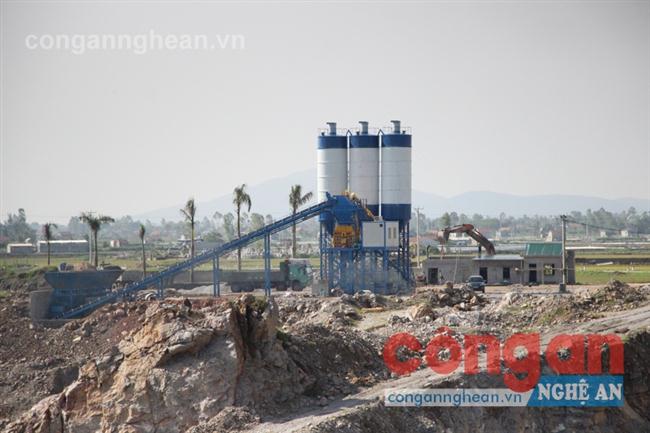 Trạm trộn bê tông của Công ty TNHH Xuân Hùng xây dựng khi chưa có giấy phép                          và đã hoạt động hơn 1 năm 