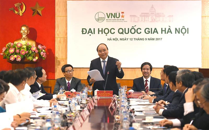 Thủ tướng Nguyễn Xuân Phúc và Phó Thủ tướng Vũ Đức Đam làm việc với ĐHQGHN. Ảnh: VGP/Quang Hiếu