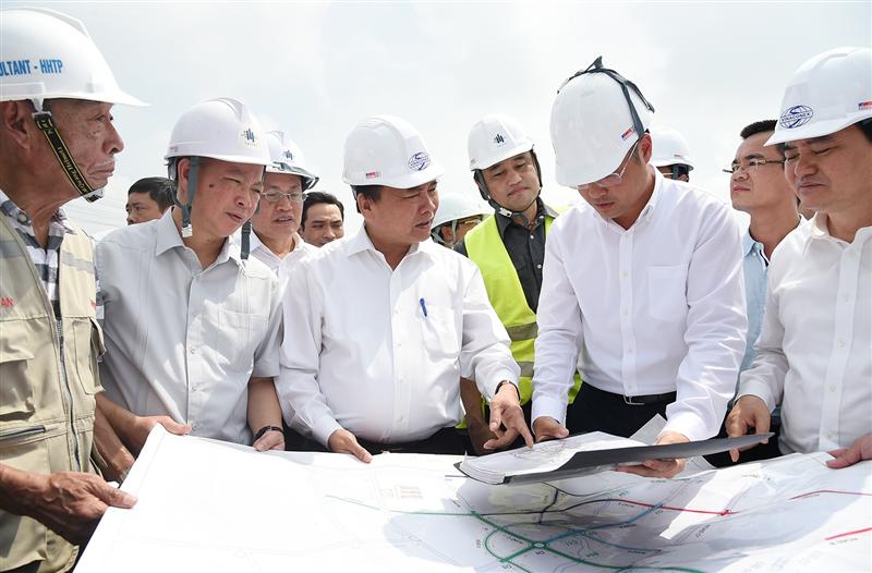 Thủ tướng Nguyễn Xuân Phúc và đoàn công tác thị sát tại một số địa điểm triển khai dự án xây dựng ĐHQGHN tại Hòa Lạc. Ảnh: VGP/Quang Hiếu