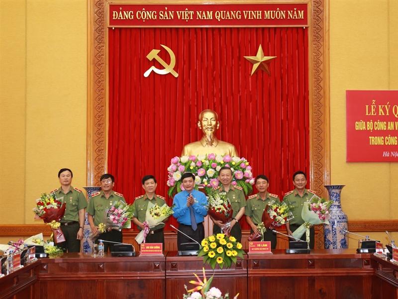 Chủ tịch Tổng LĐLĐ Việt Nam Bùi Văn Cường trân trọng trao Kỷ niệm chương 