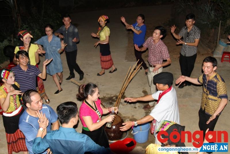 Du khách và người dân địa phương tham gia hoạt động văn hóa tại Bản du lịch cộng đồng Khe Rạn, xã Bồng Khê, huyện Con Cuông