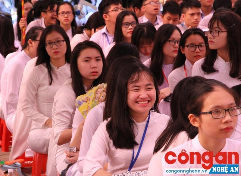 Học sinh Trường THPT chuyên Phan Bội Châu, TP Vinh trong lễ khai giảng năm học 2017 - 2018