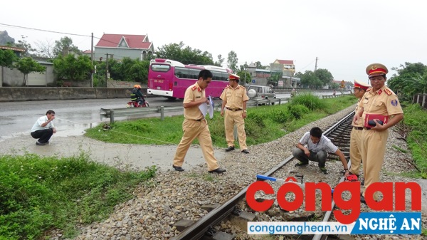 Lực lượng CSGT đường bộ - đường sắt Nghệ An kiểm tra các địa điểm đường ngang dân sinh bất hợp pháp.