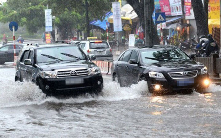 Trong trường hợp xe bị ngập nước, tài xế cần thực hiện kịp thời một số biện pháp để tránh xe bị hỏng hóc (Ảnh minh họa: KT)