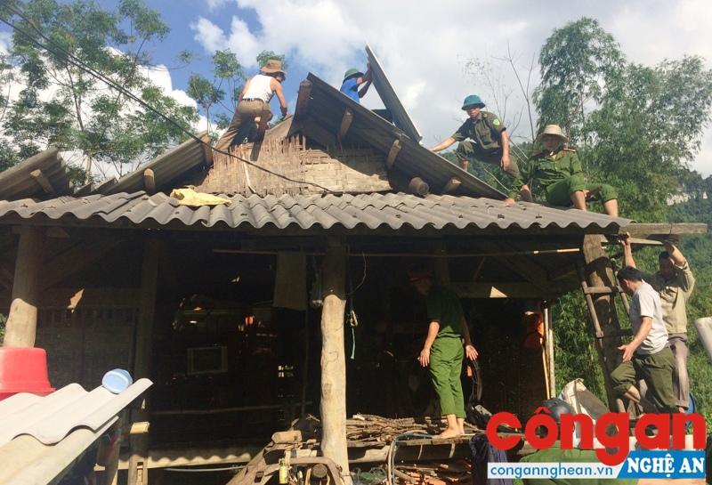 Cán bộ, đoàn viên Chi đoàn Công an huyện Quỳ Hợp giúp hộ ông Vi Văn Thành sửa chữa nhà bị tốc mái do bão số 10 gây ra.