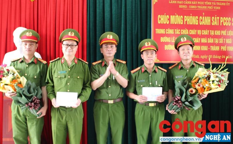 Đồng chí Đại tá Lê Xuân Hoài, Phó Giám đốc Cảnh sát PC&CC tỉnh tặng Giấy khen  cho cá nhân có thành tích xuất sắc trong công tác chữa cháy và cứu nạn, cứu hộ