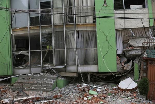  Trận động đất cũng khiến nhiều tòa nhà đổ sập, nhiều người thậm chí vẫn mắc kẹt trong các tòa nhà bị cháy. Ảnh: AP.