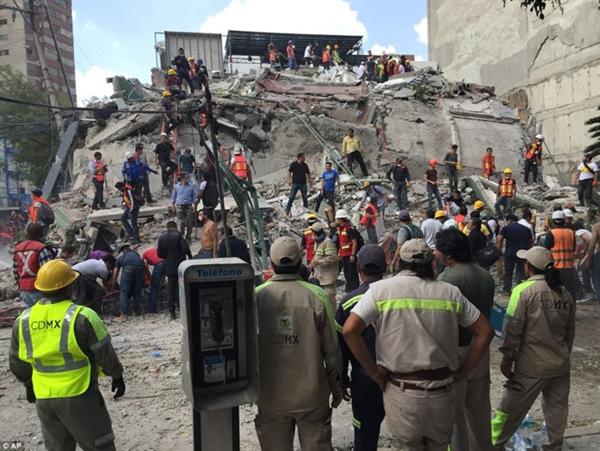 Tổng thống Mexico Enrique Pena Nieto cho biết, tại thủ đô của nước này, ít nhất 44 tòa nhà đổ sập một phần hoặc hoàn toàn. Ảnh: AP.