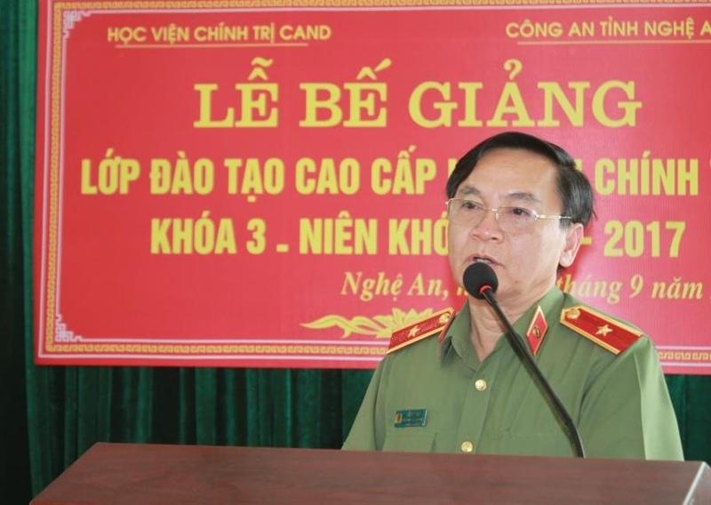 Đồng chí Thiếu tướng, Tiến Sỹ Hồ Sỹ Long - Phó Giám đốc Học viện Chính trị CAND đọc diễn văn bế giảng