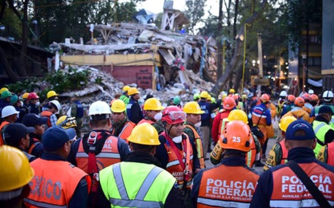 Công tác cứu hộ trận động đất mạnh ngày 19/9 phải tạm ngừng vì trận động đất mới. (Ảnh: AFP)